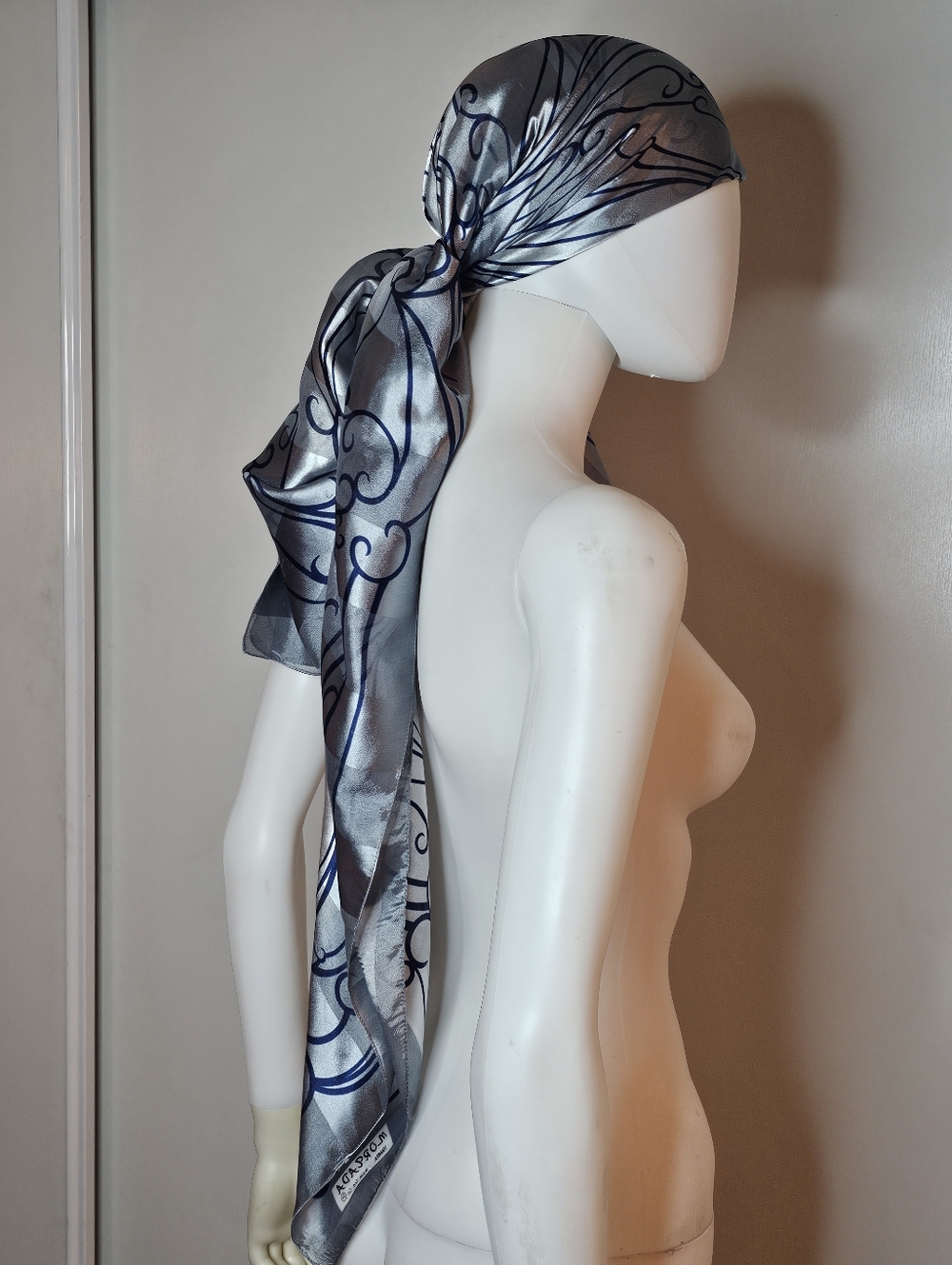 VTG Silk-Feel Gray & Navy Patterned Headscarf Womens Unisex